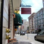 Charming Farm:Table's sidewalk seating