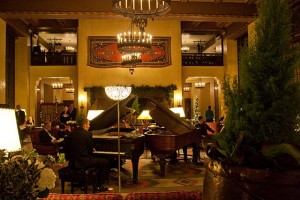 Two grand pianos in the lobby for pre-dinner champagne & carols hour