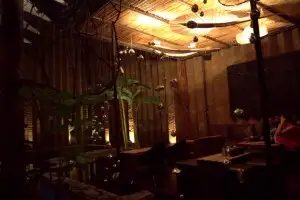 Los Danzantes lounge area