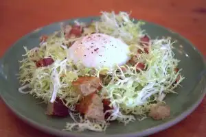 Les Clos' frise?e aux lardons salad