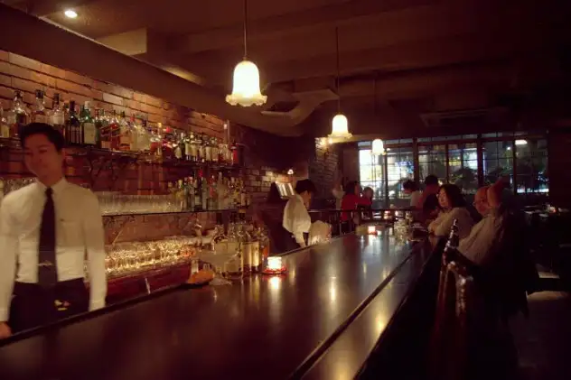 Dim & cozy: Sent James Club