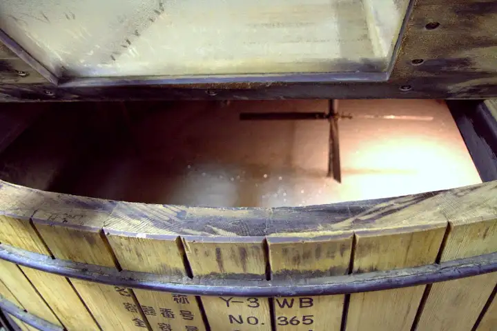 Extracting sugars from grain in mash tuns