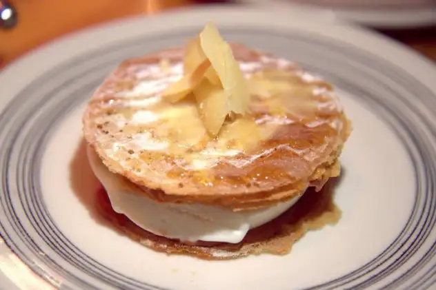 Qui's rightly-famed aged cheddar ice cream cookie sandwich