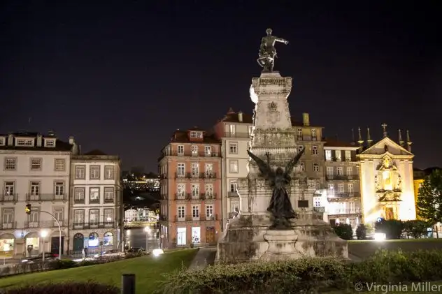 A striking Porto square